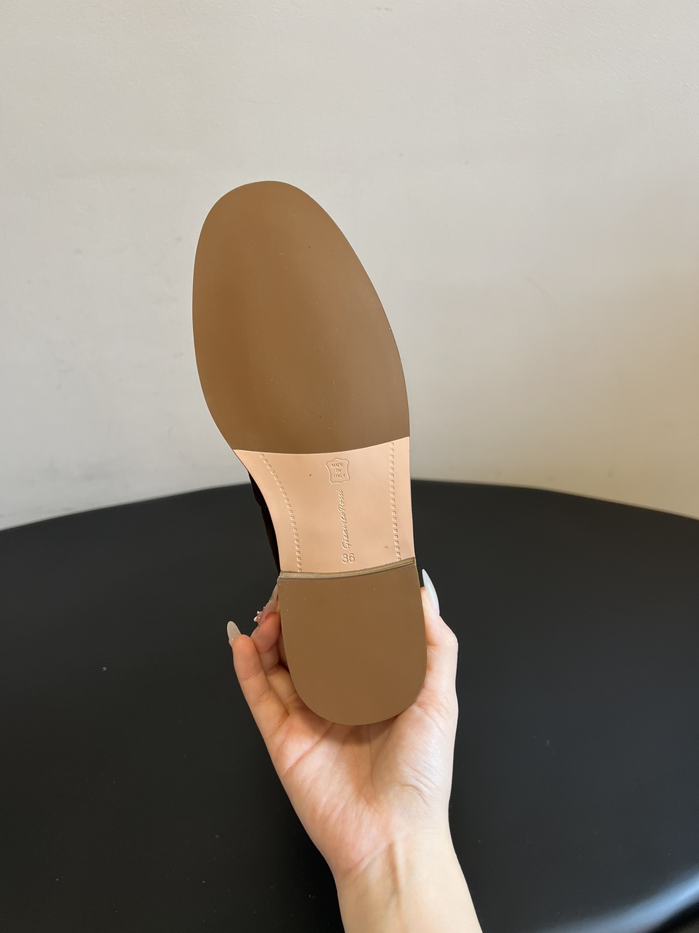 Gianvito Ross*复古麂皮过膝长筒靴采用绒面革材质，质感细腻，呈现出高级的哑光效果，且不同颜色