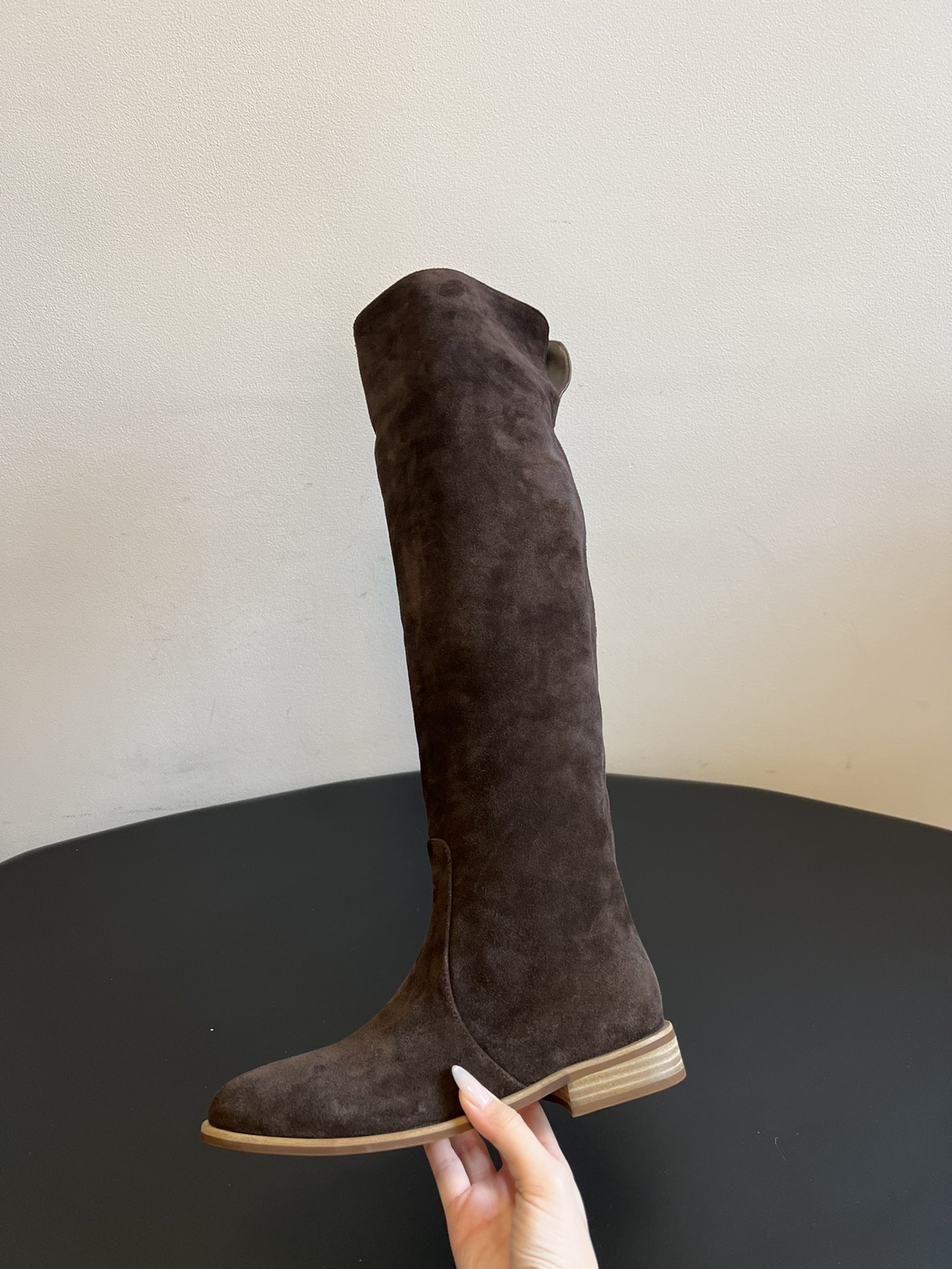 Gianvito Ross*复古麂皮过膝长筒靴采用绒面革材质，质感细腻，呈现出高级的哑光效果，且不同颜色