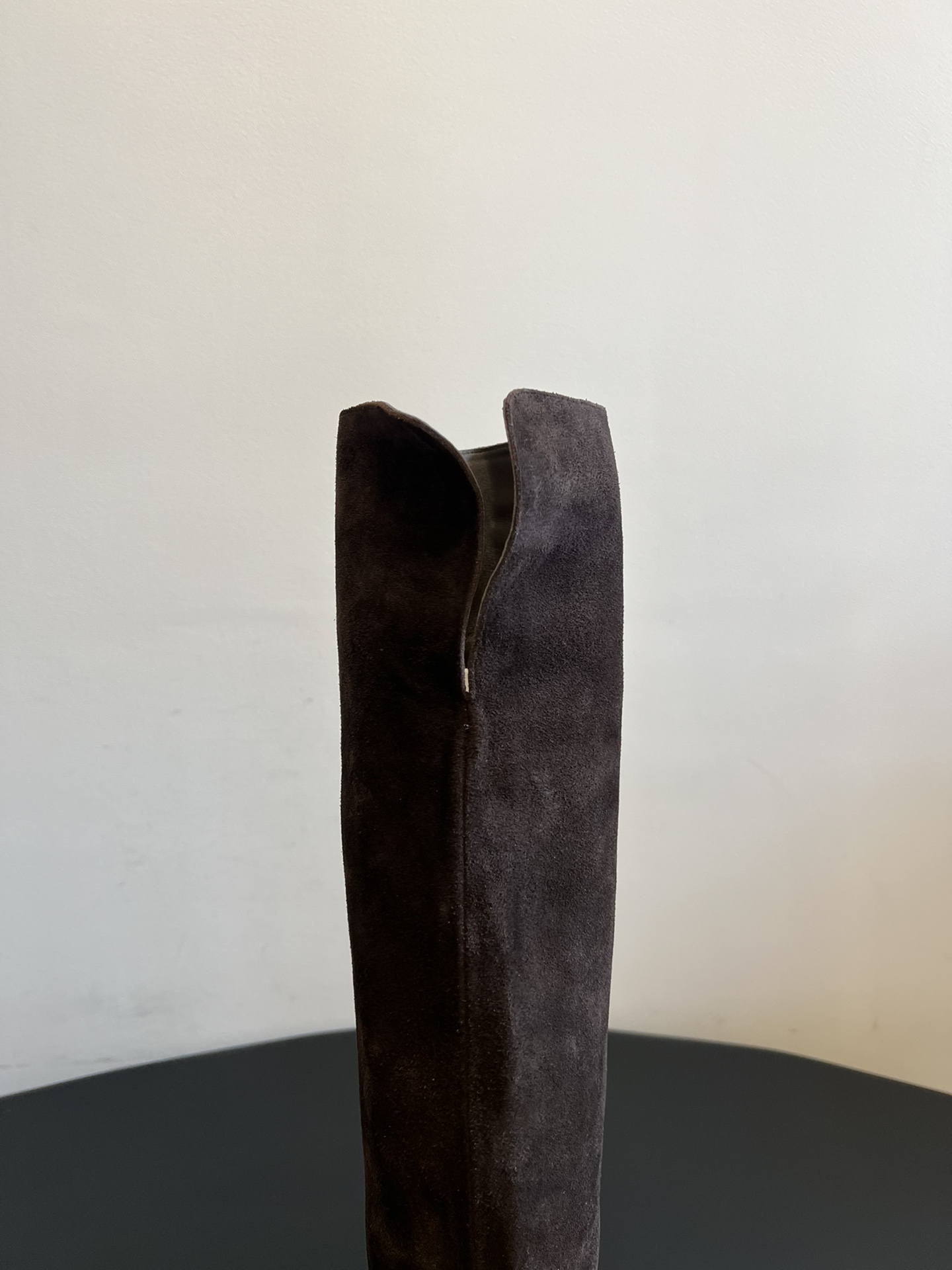 Gianvito Ross*复古麂皮过膝长筒靴采用绒面革材质，质感细腻，呈现出高级的哑光效果，且不同颜色