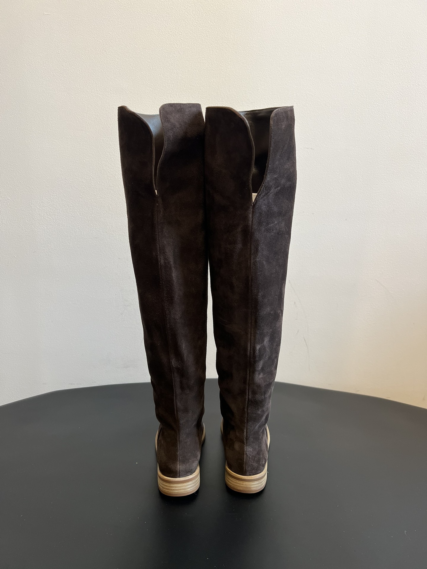 Gianvito Ross*复古麂皮过膝长筒靴采用绒面革材质，质感细腻，呈现出高级的哑光效果，且不同颜色