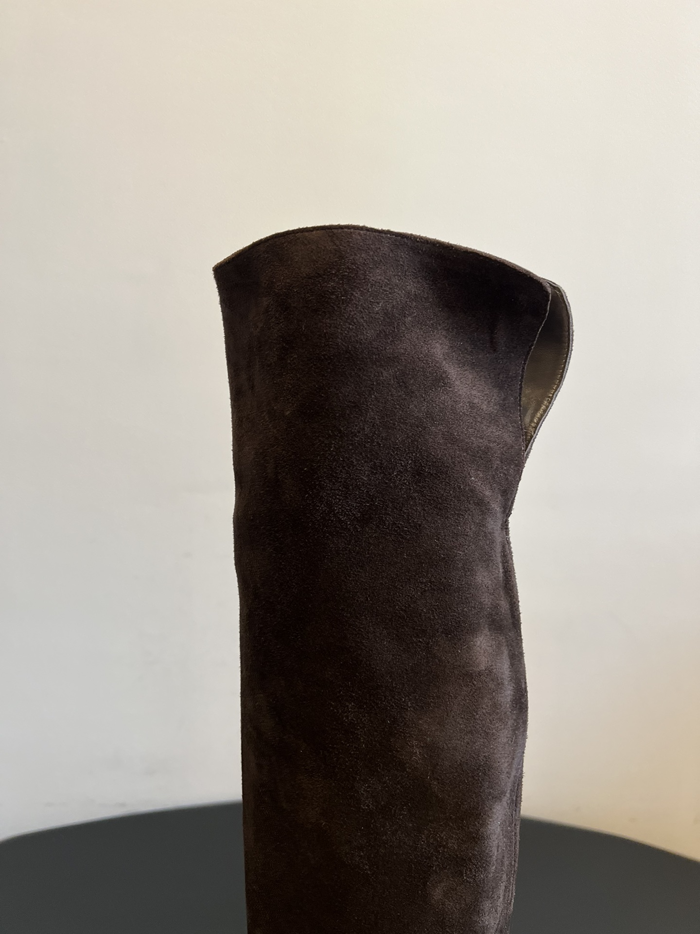 Gianvito Ross*复古麂皮过膝长筒靴采用绒面革材质，质感细腻，呈现出高级的哑光效果，且不同颜色