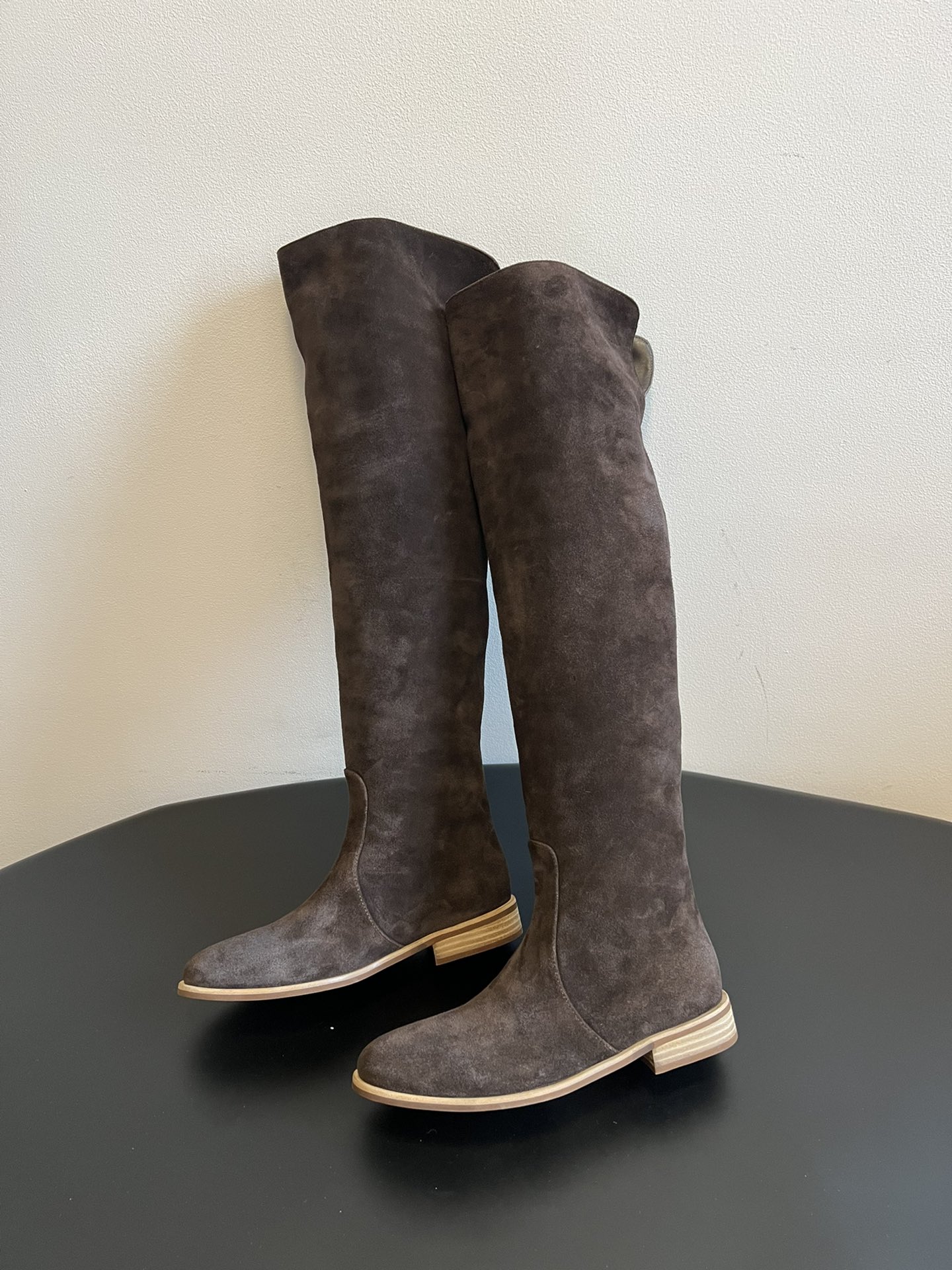 Gianvito Ross*复古麂皮过膝长筒靴采用绒面革材质，质感细腻，呈现出高级的哑光效果，且不同颜色