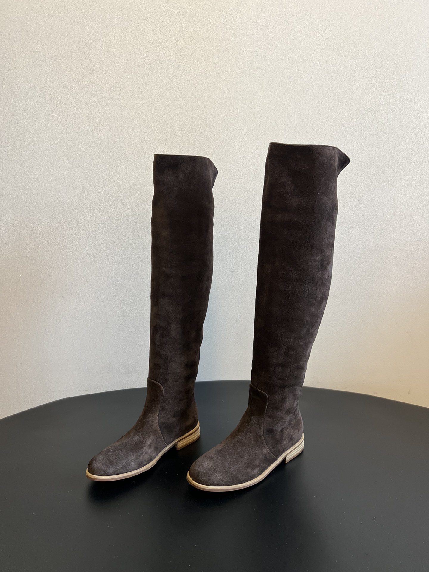 Gianvito Ross*复古麂皮过膝长筒靴采用绒面革材质，质感细腻，呈现出高级的哑光效果，且不同颜色