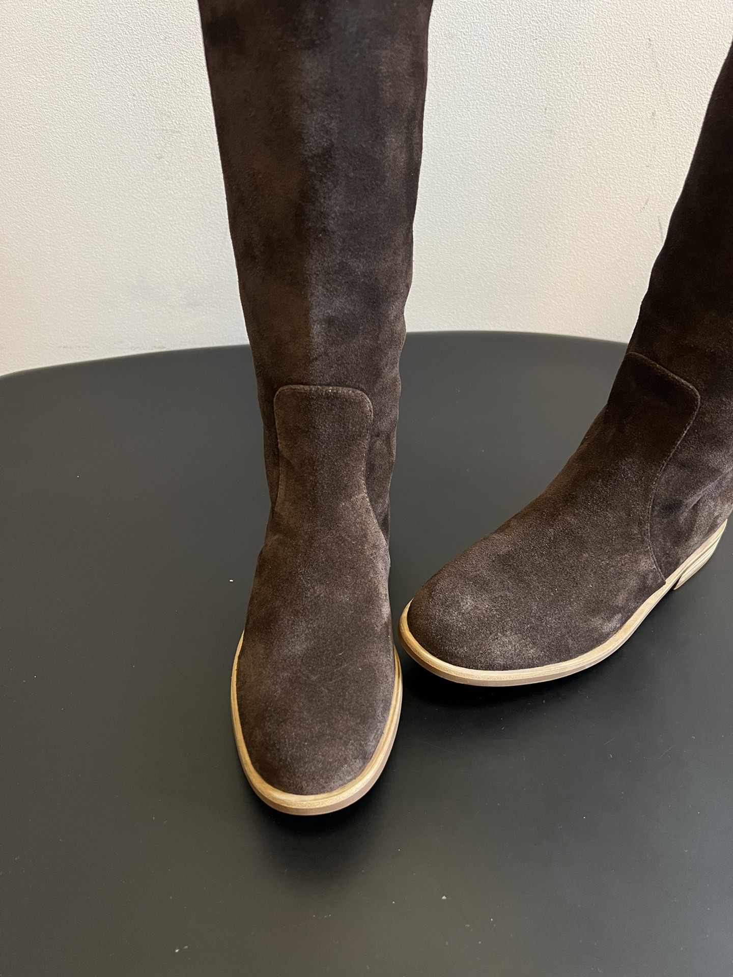 Gianvito Ross*复古麂皮过膝长筒靴采用绒面革材质，质感细腻，呈现出高级的哑光效果，且不同颜色