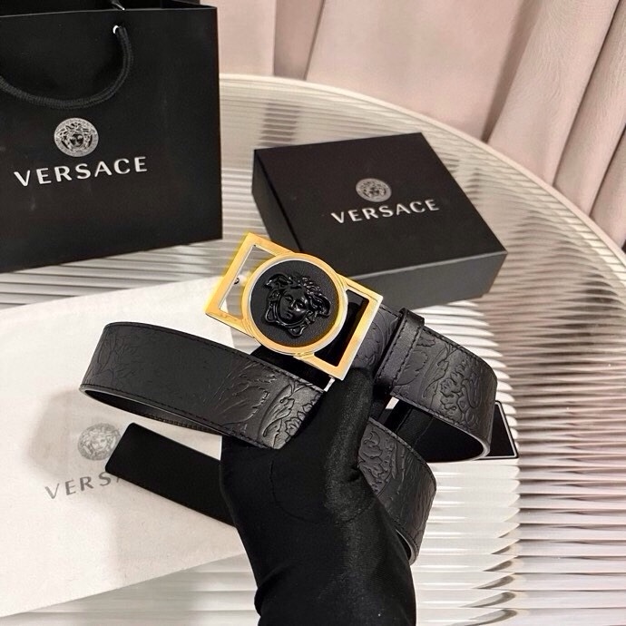 范思哲，新款牛皮革腰带，通体饰有Barocco压花图案。4.0cm