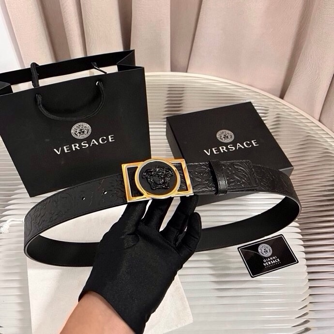 范思哲，新款牛皮革腰带，通体饰有Barocco压花图案。4.0cm