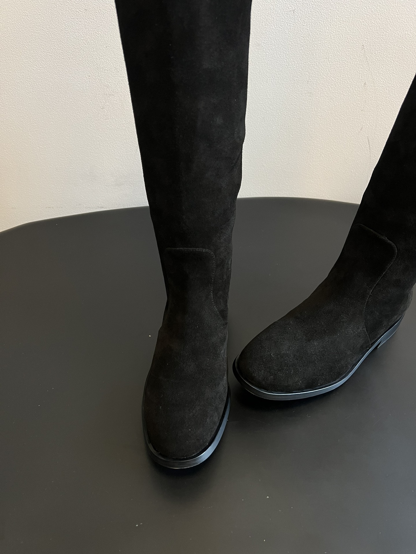 Gianvito Ross*复古麂皮过膝长筒靴采用绒面革材质，质感细腻，呈现出高级的哑光效果，且不同颜色