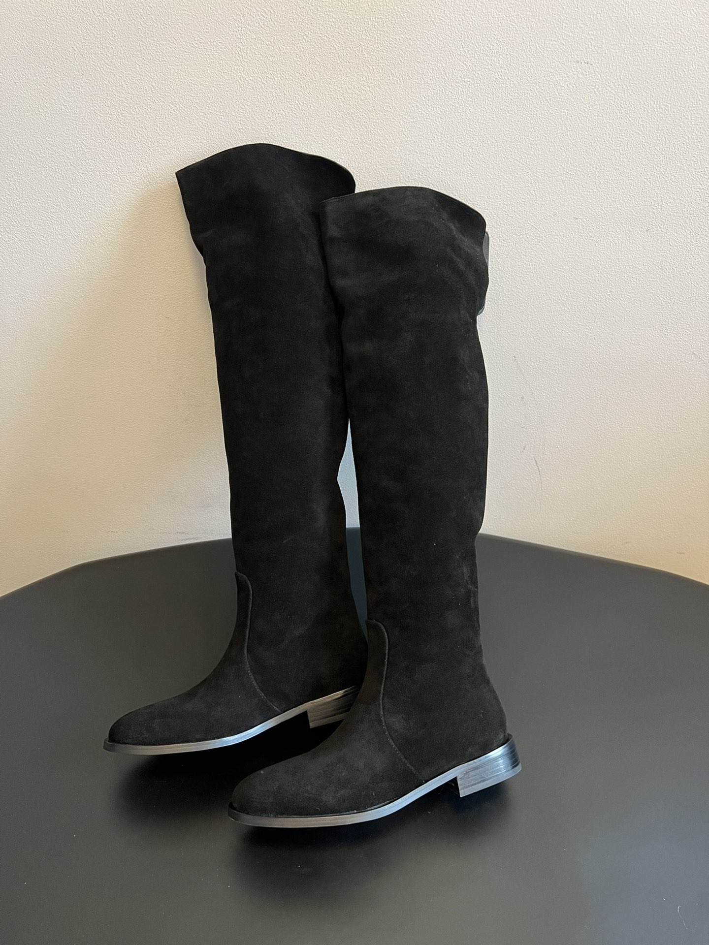 Gianvito Ross*复古麂皮过膝长筒靴采用绒面革材质，质感细腻，呈现出高级的哑光效果，且不同颜色