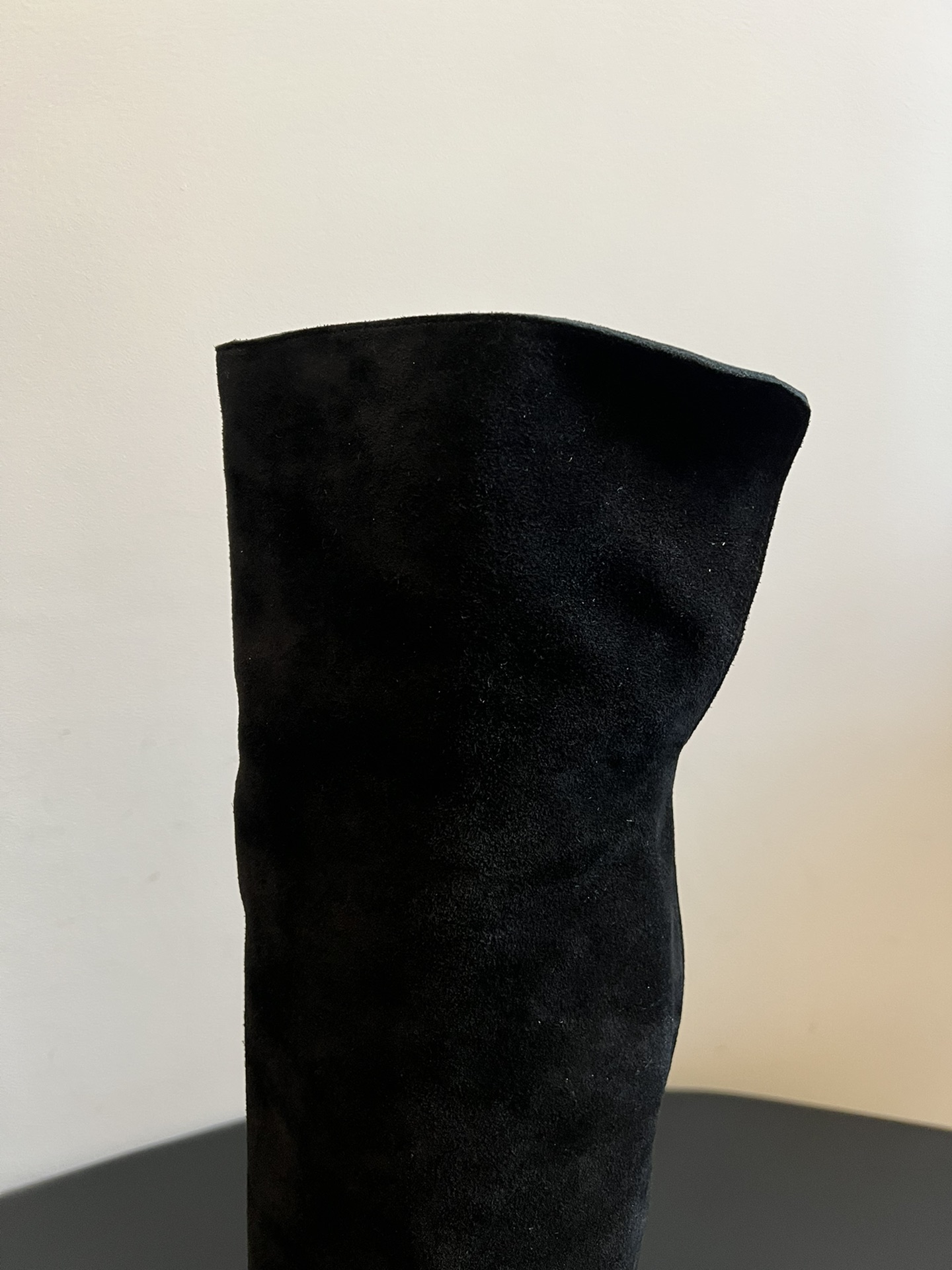 Gianvito Ross*复古麂皮过膝长筒靴采用绒面革材质，质感细腻，呈现出高级的哑光效果，且不同颜色