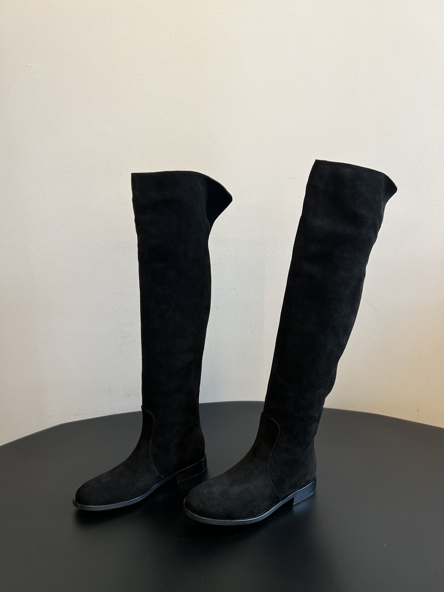 Gianvito Ross*复古麂皮过膝长筒靴采用绒面革材质，质感细腻，呈现出高级的哑光效果，且不同颜色