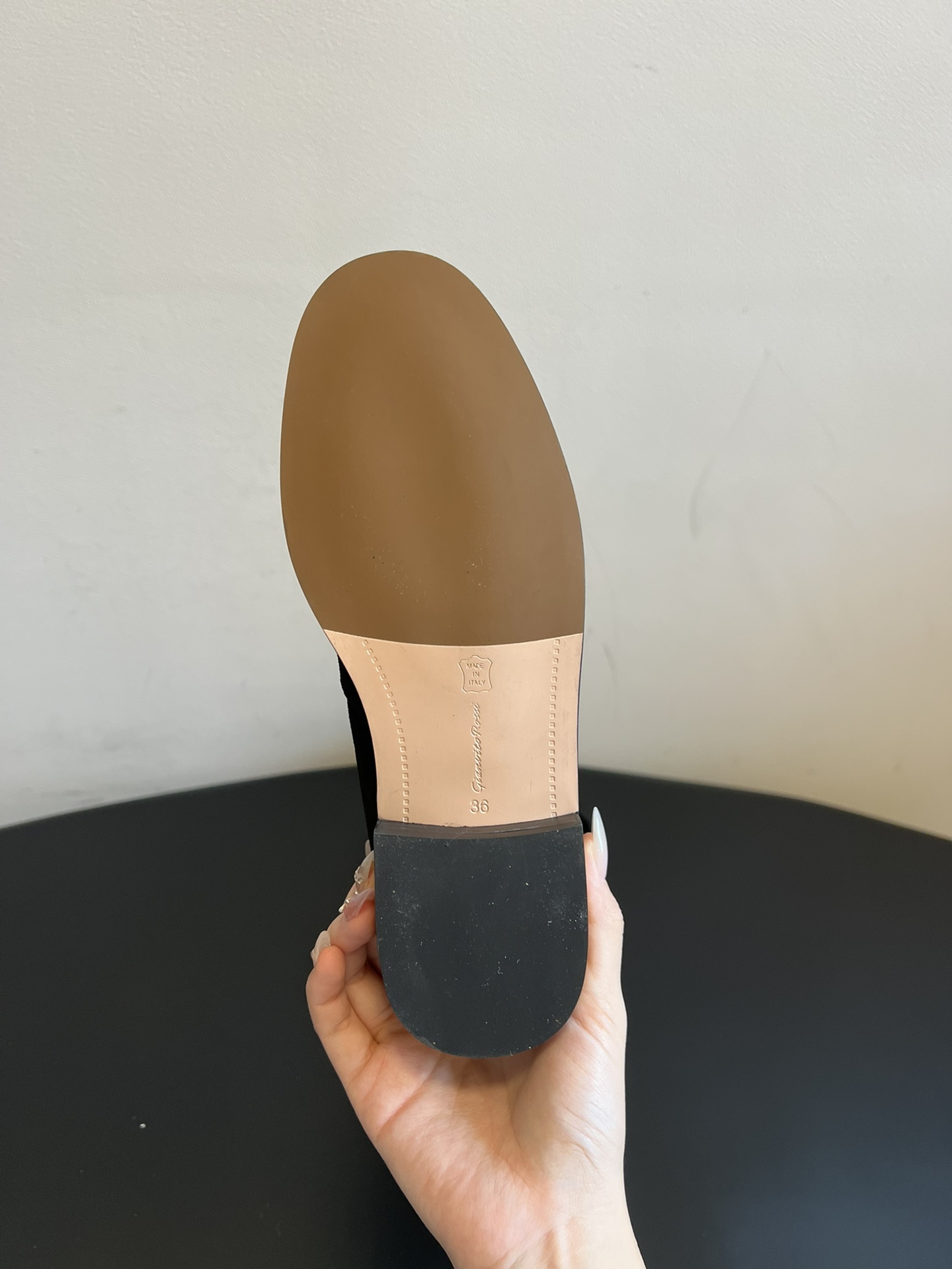 Gianvito Ross*复古麂皮过膝长筒靴采用绒面革材质，质感细腻，呈现出高级的哑光效果，且不同颜色