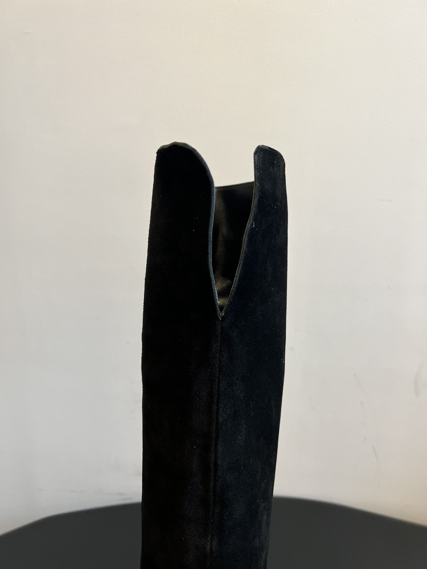 Gianvito Ross*复古麂皮过膝长筒靴采用绒面革材质，质感细腻，呈现出高级的哑光效果，且不同颜色