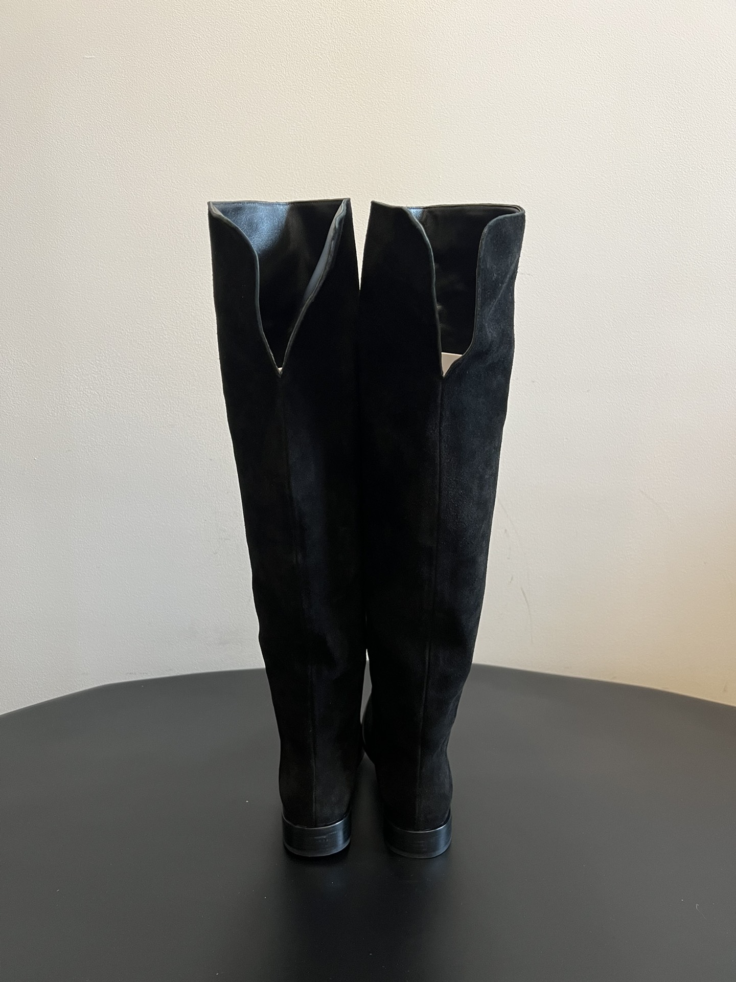 Gianvito Ross*复古麂皮过膝长筒靴采用绒面革材质，质感细腻，呈现出高级的哑光效果，且不同颜色