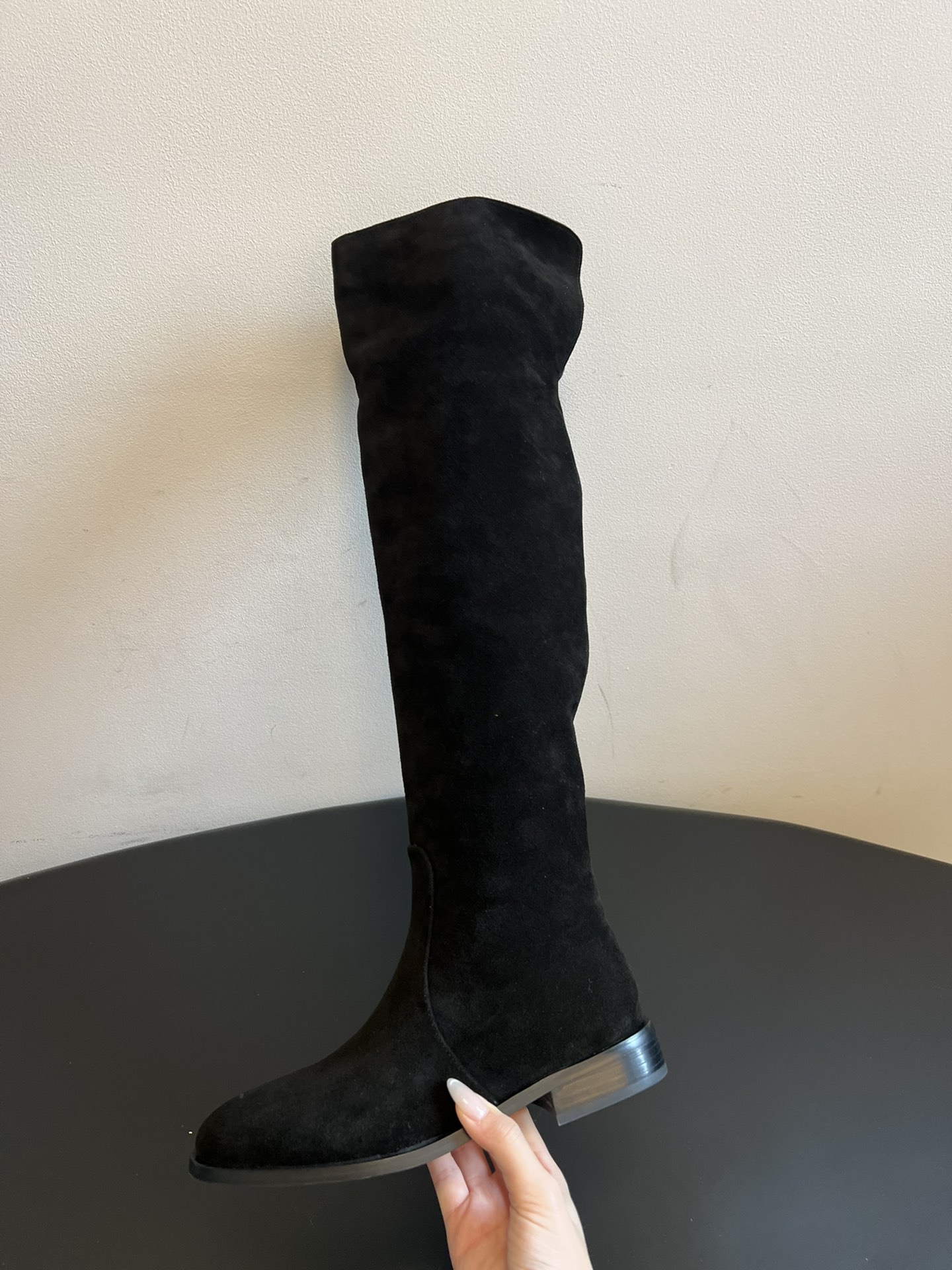 Gianvito Ross*复古麂皮过膝长筒靴采用绒面革材质，质感细腻，呈现出高级的哑光效果，且不同颜色