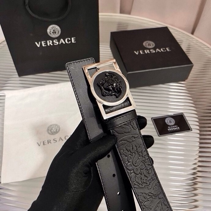 范思哲，新款牛皮革腰带，通体饰有Barocco压花图案。4.0cm