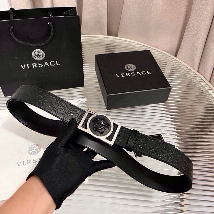 范思哲，新款牛皮革腰带，通体饰有Barocco压花图案。4.0cm