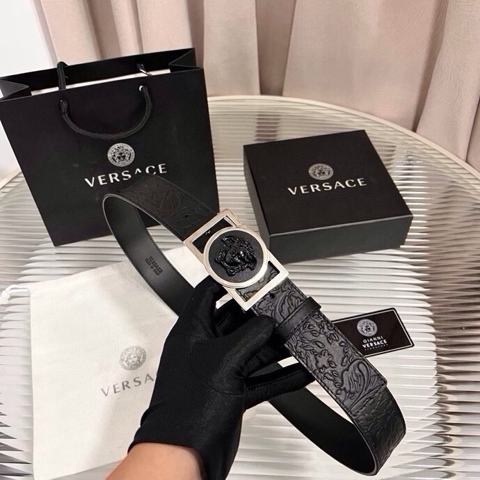 范思哲，新款牛皮革腰带，通体饰有Barocco压花图案。4.0cm