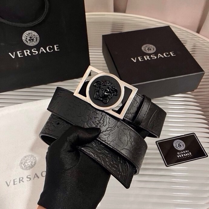 范思哲，新款牛皮革腰带，通体饰有Barocco压花图案。4.0cm