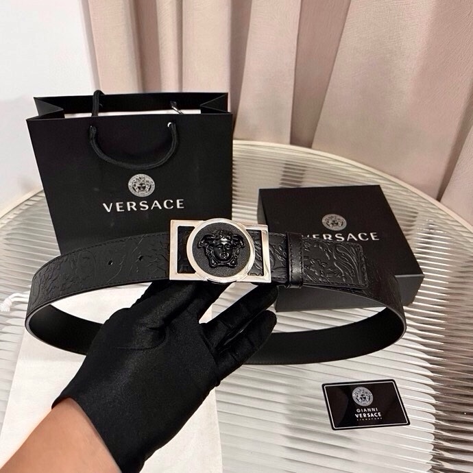 范思哲，新款牛皮革腰带，通体饰有Barocco压花图案。4.0cm