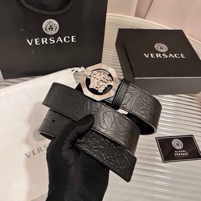 范思哲，新款牛皮革腰带，通体饰有Barocco压花图案。4.0cm