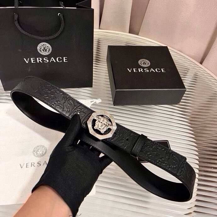 范思哲，新款牛皮革腰带，通体饰有Barocco压花图案。4.0cm