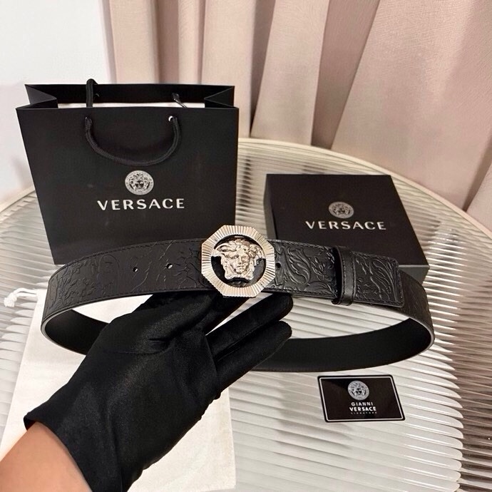 范思哲，新款牛皮革腰带，通体饰有Barocco压花图案。4.0cm