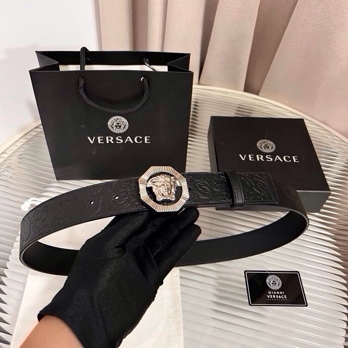 范思哲，新款牛皮革腰带，通体饰有Barocco压花图案。4.0cm