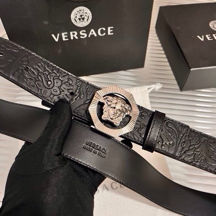 范思哲，新款牛皮革腰带，通体饰有Barocco压花图案。4.0cm