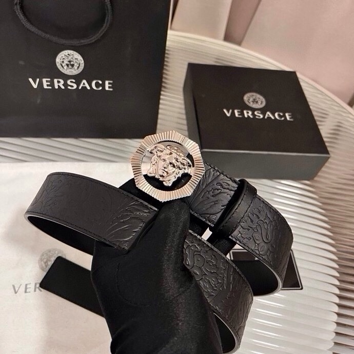 范思哲，新款牛皮革腰带，通体饰有Barocco压花图案。4.0cm