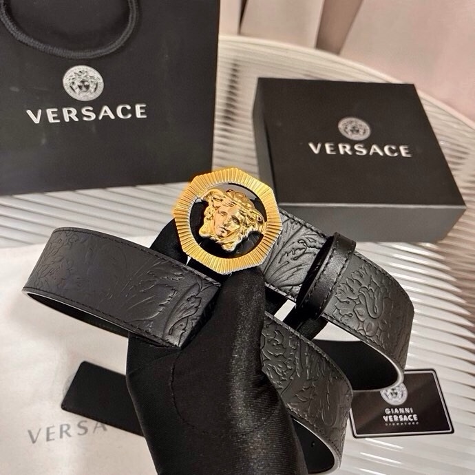 范思哲，新款牛皮革腰带，通体饰有Barocco压花图案。4.0cm