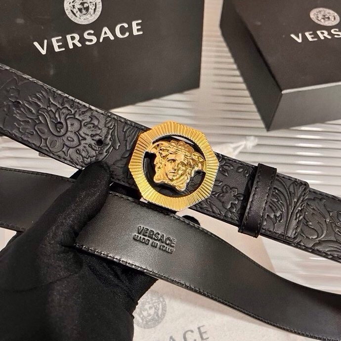 范思哲，新款牛皮革腰带，通体饰有Barocco压花图案。4.0cm