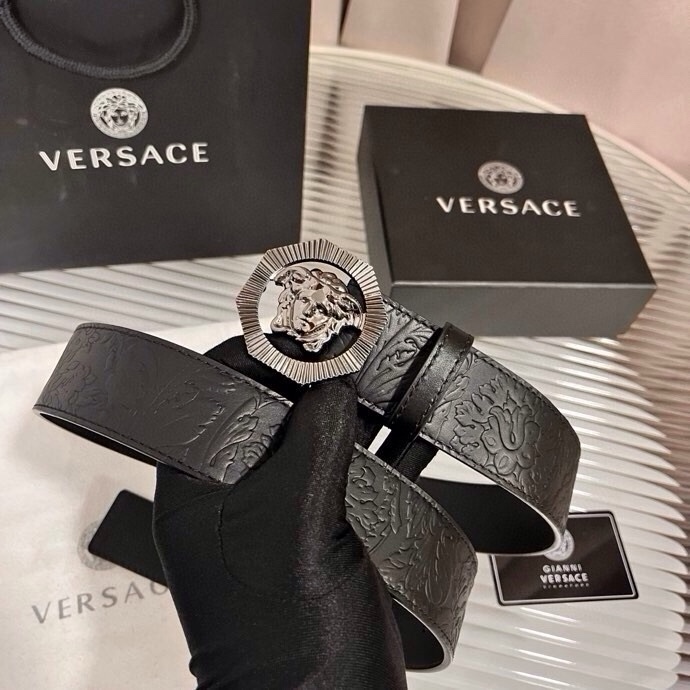 范思哲，新款牛皮革腰带，通体饰有Barocco压花图案。4.0cm