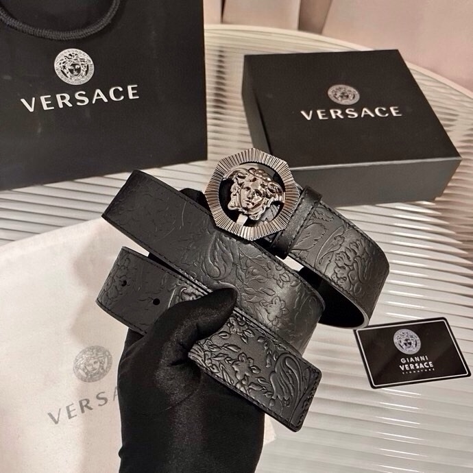 范思哲，新款牛皮革腰带，通体饰有Barocco压花图案。4.0cm