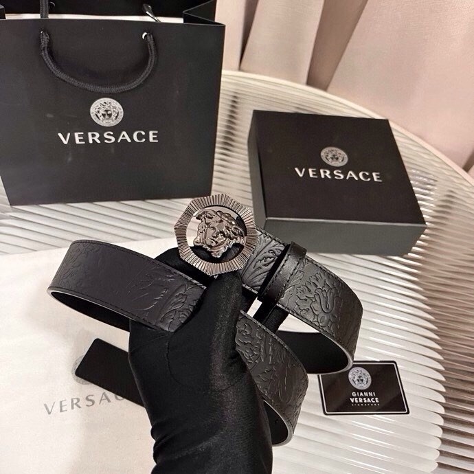 范思哲，新款牛皮革腰带，通体饰有Barocco压花图案。4.0cm