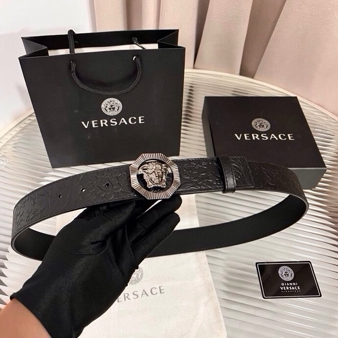 范思哲，新款牛皮革腰带，通体饰有Barocco压花图案。4.0cm