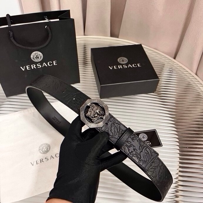 范思哲，新款牛皮革腰带，通体饰有Barocco压花图案。4.0cm