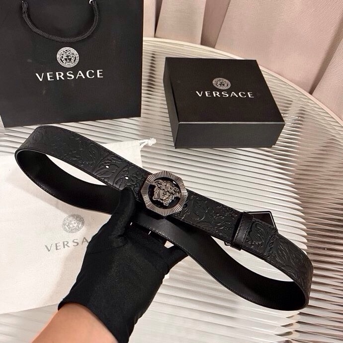 范思哲，新款牛皮革腰带，通体饰有Barocco压花图案。4.0cm