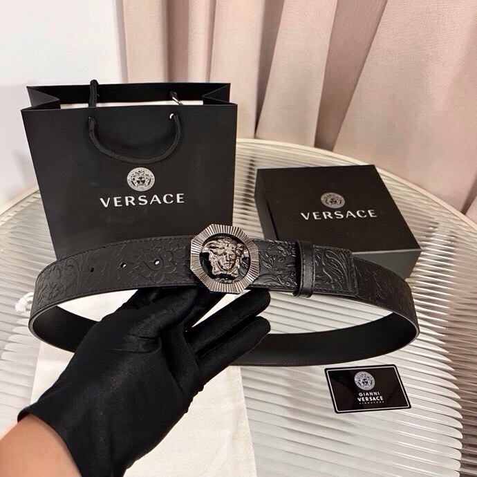 范思哲，新款牛皮革腰带，通体饰有Barocco压花图案。4.0cm