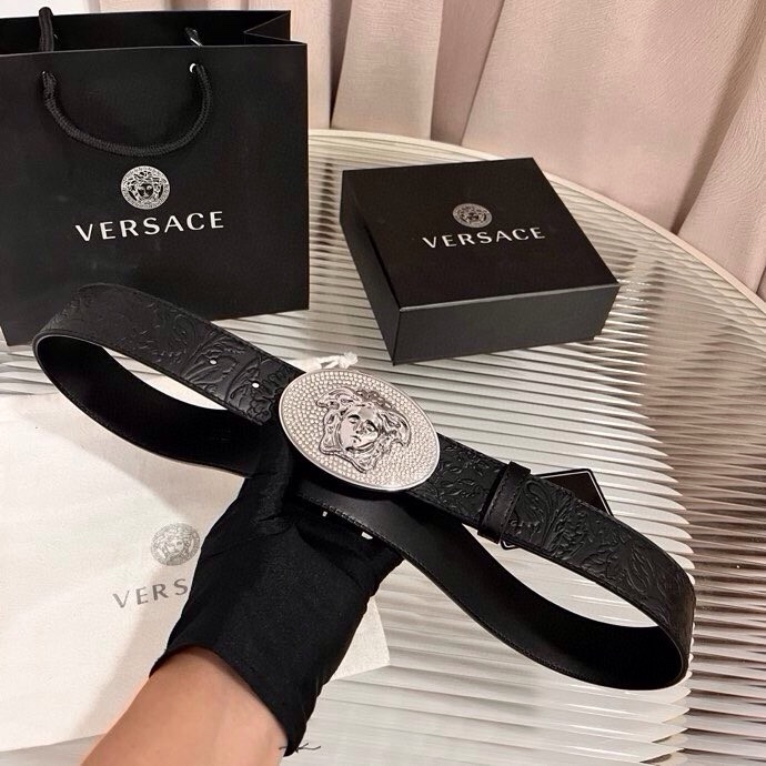 范思哲，新款牛皮革腰带，通体饰有Barocco压花图案。4.0cm