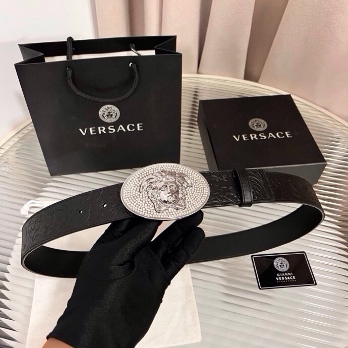 范思哲，新款牛皮革腰带，通体饰有Barocco压花图案。4.0cm