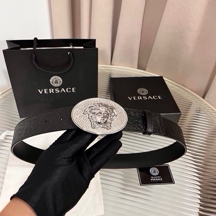 范思哲，新款牛皮革腰带，通体饰有Barocco压花图案。4.0cm