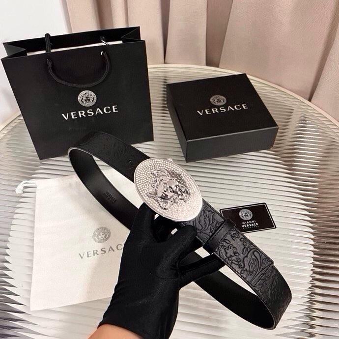 范思哲，新款牛皮革腰带，通体饰有Barocco压花图案。4.0cm