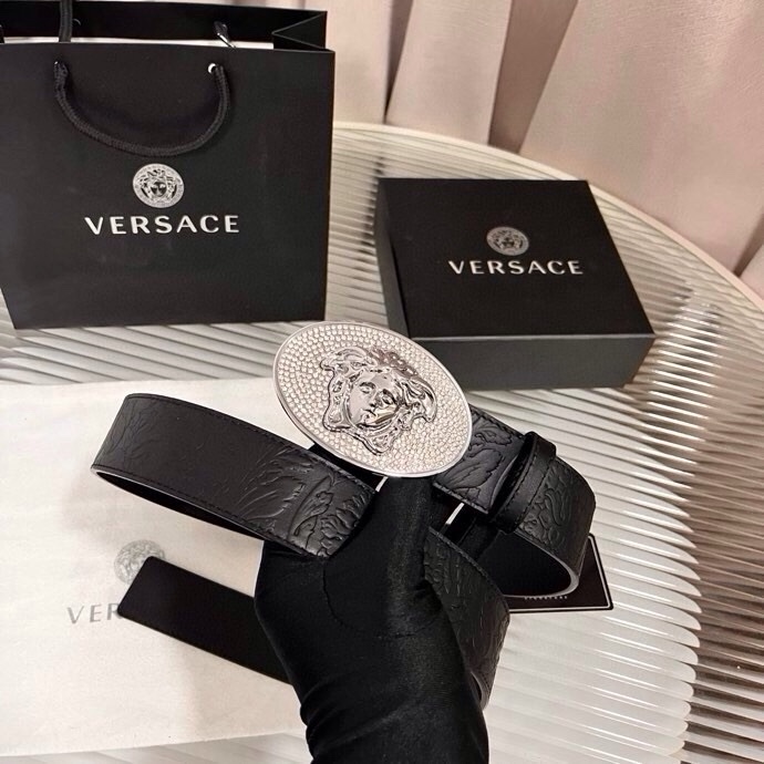 范思哲，新款牛皮革腰带，通体饰有Barocco压花图案。4.0cm