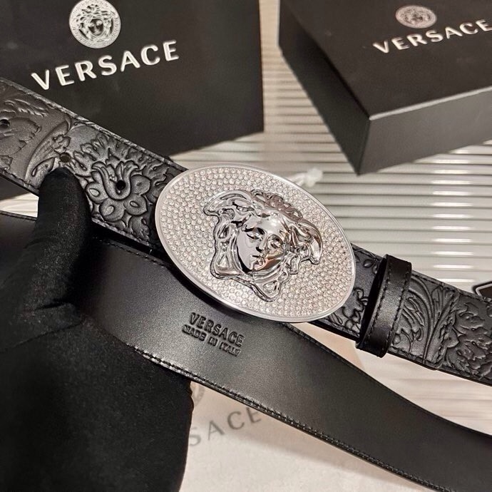 范思哲，新款牛皮革腰带，通体饰有Barocco压花图案。4.0cm