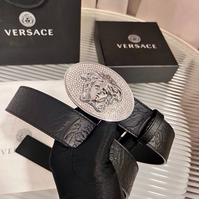 范思哲，新款牛皮革腰带，通体饰有Barocco压花图案。4.0cm