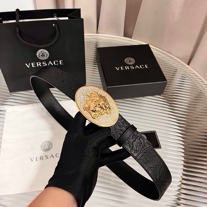 范思哲，新款牛皮革腰带，通体饰有Barocco压花图案。4.0cm