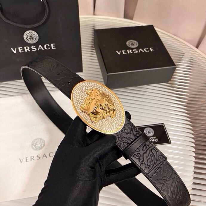 范思哲，新款牛皮革腰带，通体饰有Barocco压花图案。4.0cm