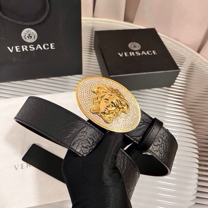 范思哲，新款牛皮革腰带，通体饰有Barocco压花图案。4.0cm