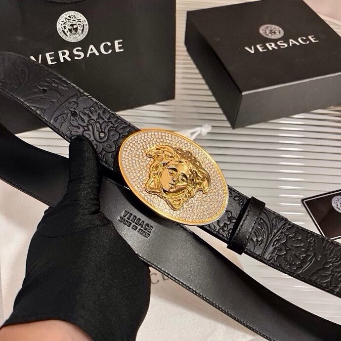 范思哲，新款牛皮革腰带，通体饰有Barocco压花图案。4.0cm