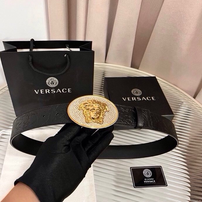 范思哲，新款牛皮革腰带，通体饰有Barocco压花图案。4.0cm